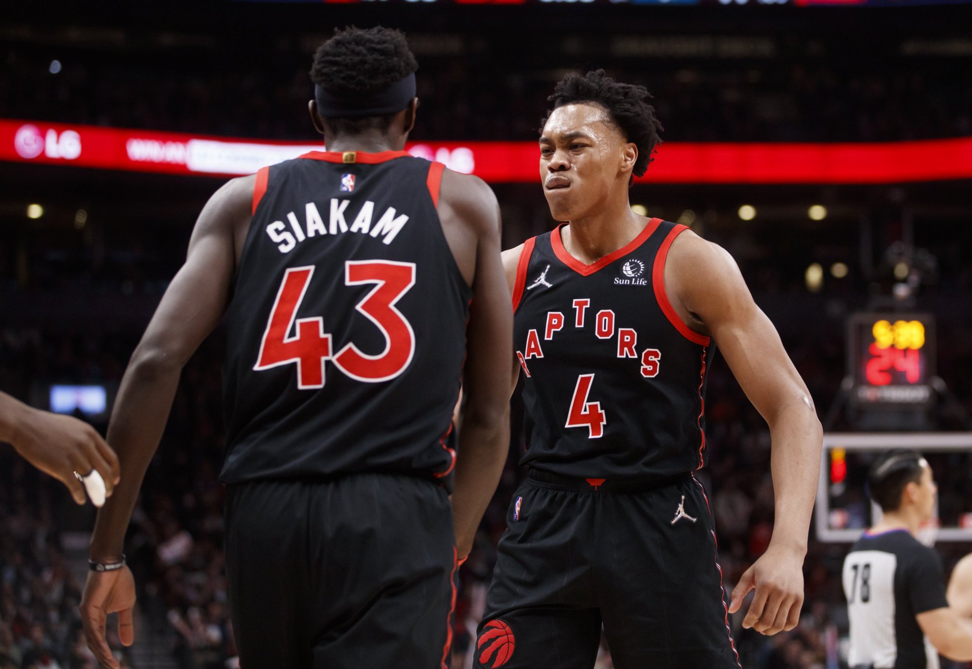 英雄联盟台服官网-包含德甲赛程吃紧，多伦多猛龙今晚强势反弹，气氛紧张，身体对抗强度拉满的词条